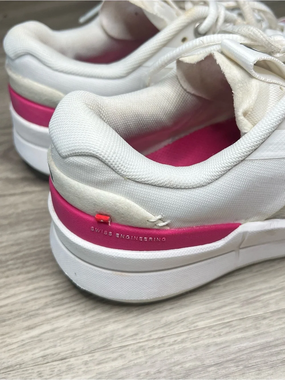 On Brand The Roger Pro 2 Federer White/Pink OC Sneakers Women's Sz 9 *Tiny Flaws